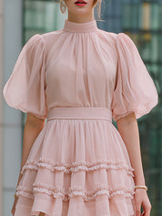 Sukienka mini z wysokim dekoltem, bufkami i falbanami