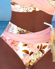 Bikini z kontrastującym wzorem kwiatowym i rozcięciem