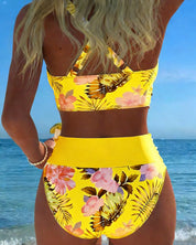 Bikini z kontrastującym wzorem kwiatowym i rozcięciem