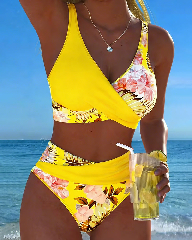 Bikini z kontrastującym wzorem kwiatowym i rozcięciem