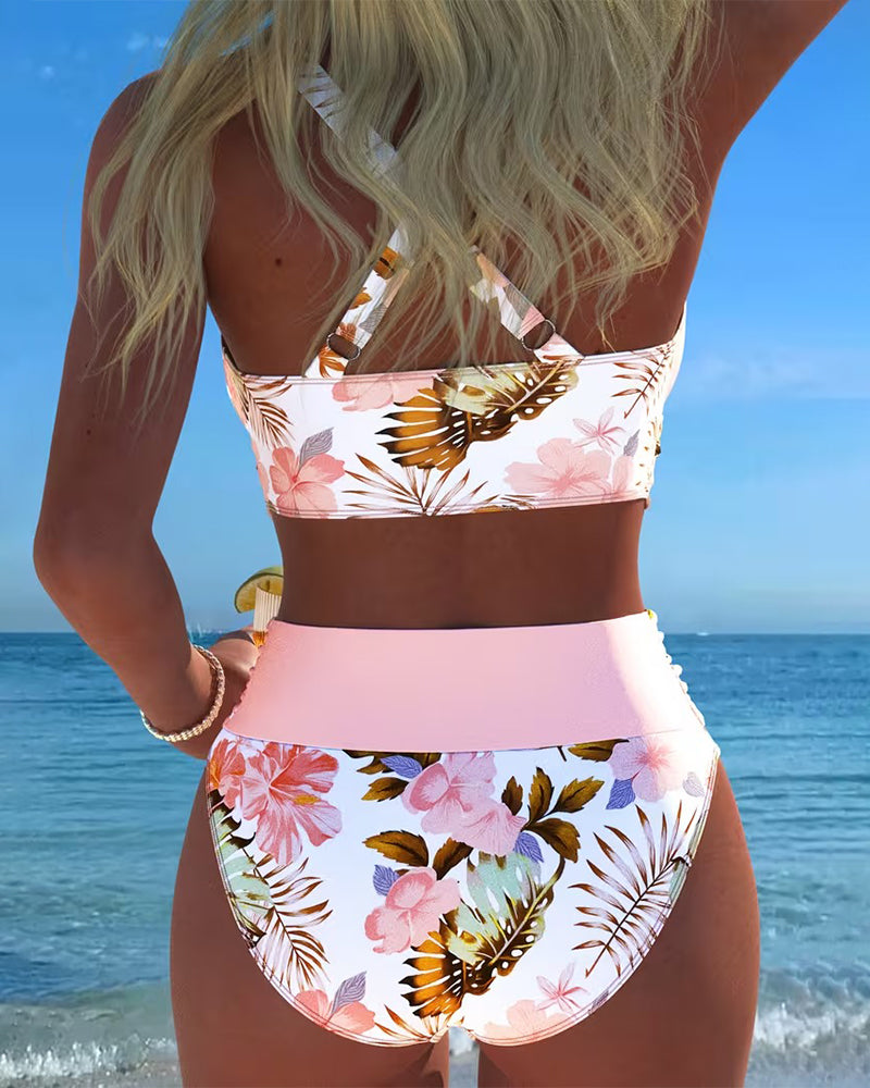 Bikini z kontrastującym wzorem kwiatowym i rozcięciem