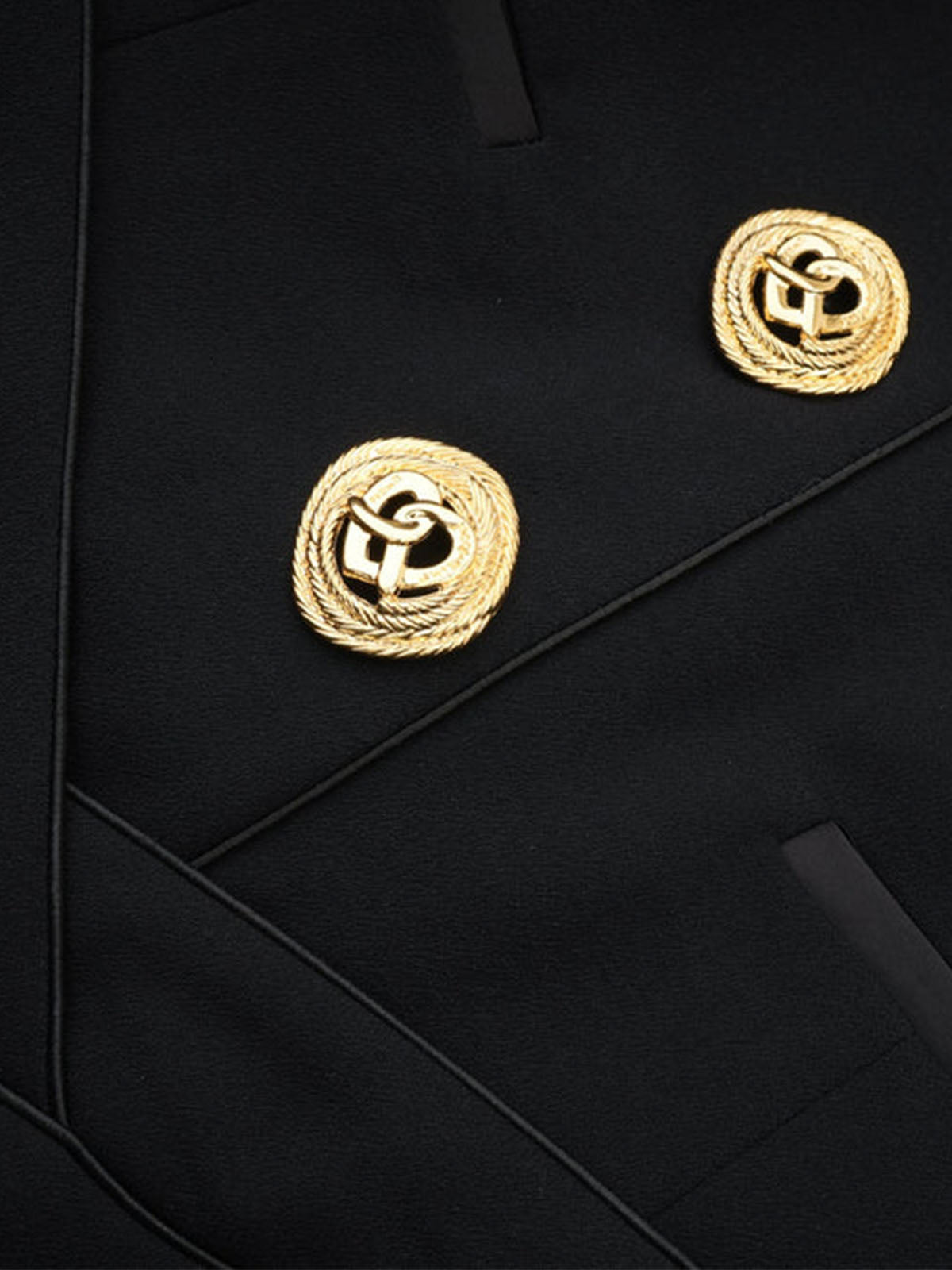 Sukienka bez rękawów z dekoltem w kształcie litery V z złotymi guzikami