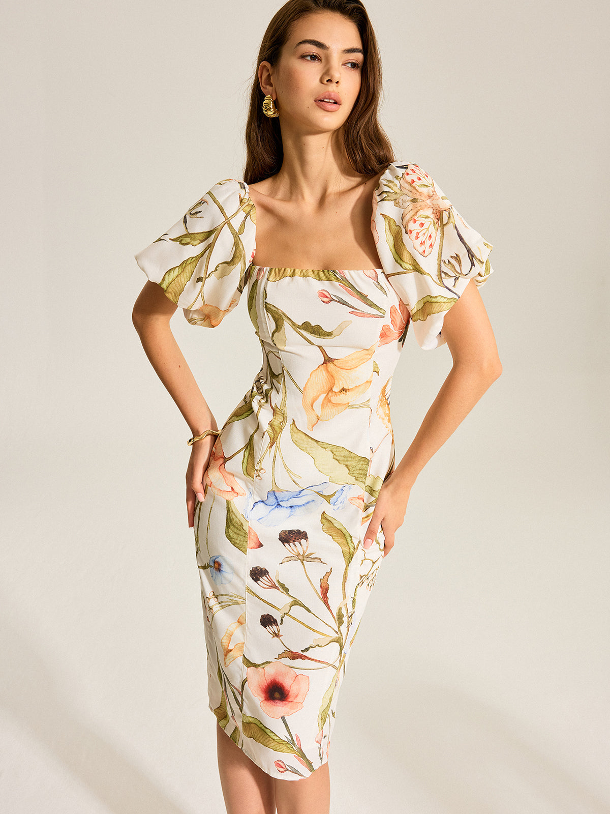 Sukienka w Kwiaty z Puff Sleeve i Odkrytym Plecami