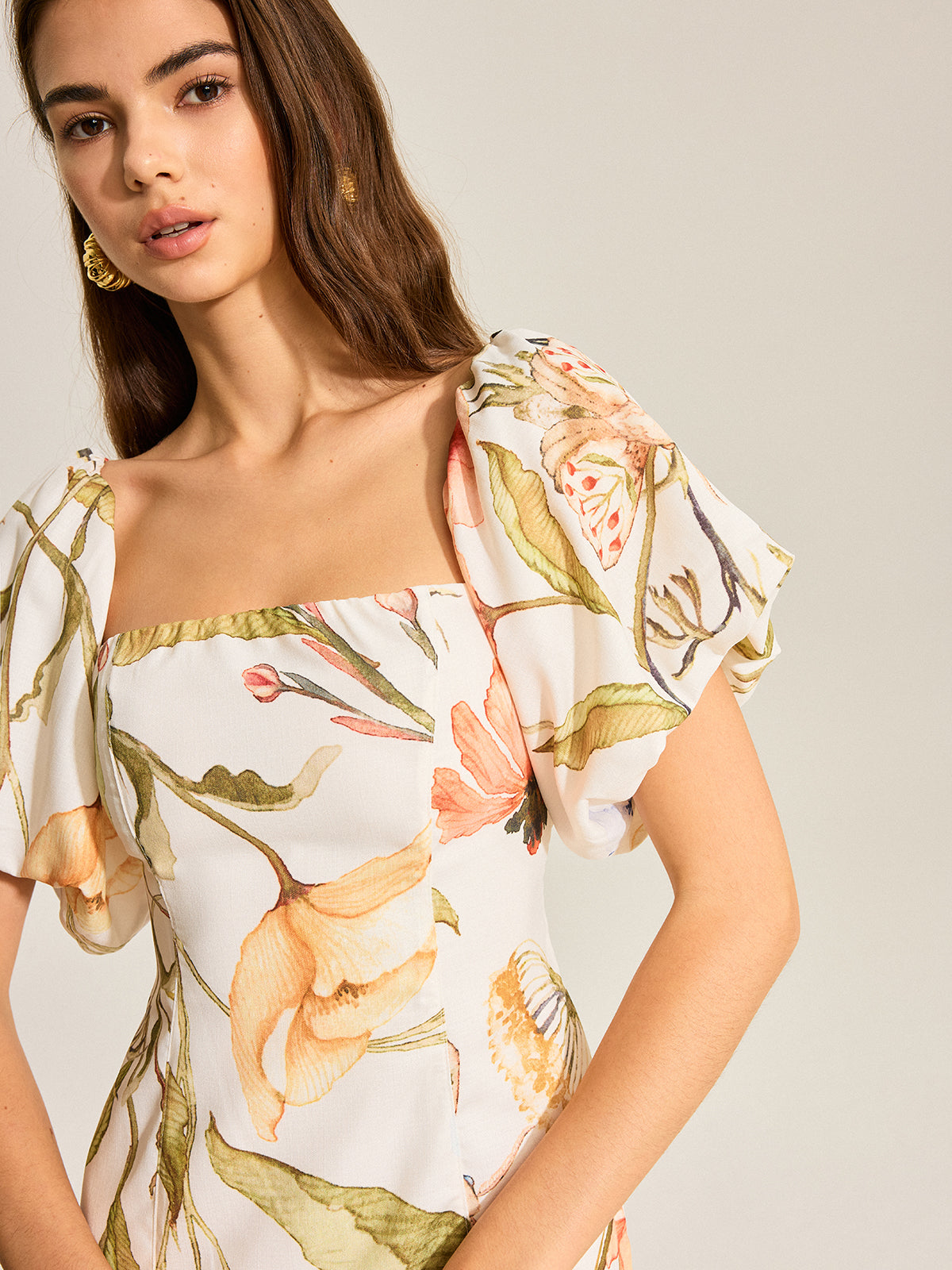 Sukienka w Kwiaty z Puff Sleeve i Odkrytym Plecami