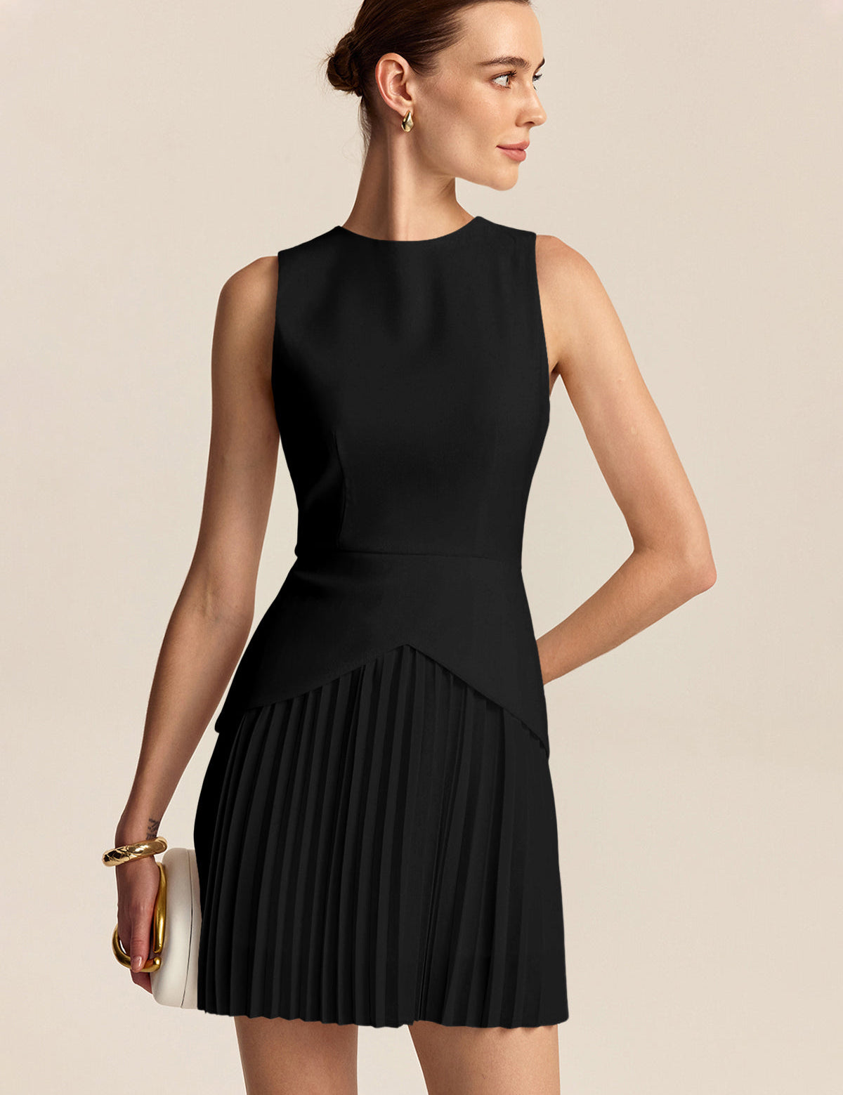 Sukienka mini z plisowanym dołem