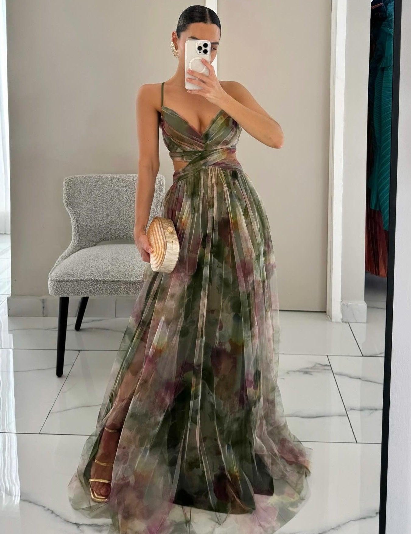 Elegancka Sukienka Maxi w Kwiatowy Wzór z Dekoltem w Serek