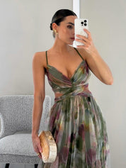 Elegancka Sukienka Maxi w Kwiatowy Wzór z Dekoltem w Serek
