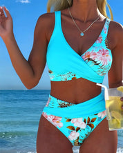 Bikini z kontrastującym wzorem kwiatowym i rozcięciem