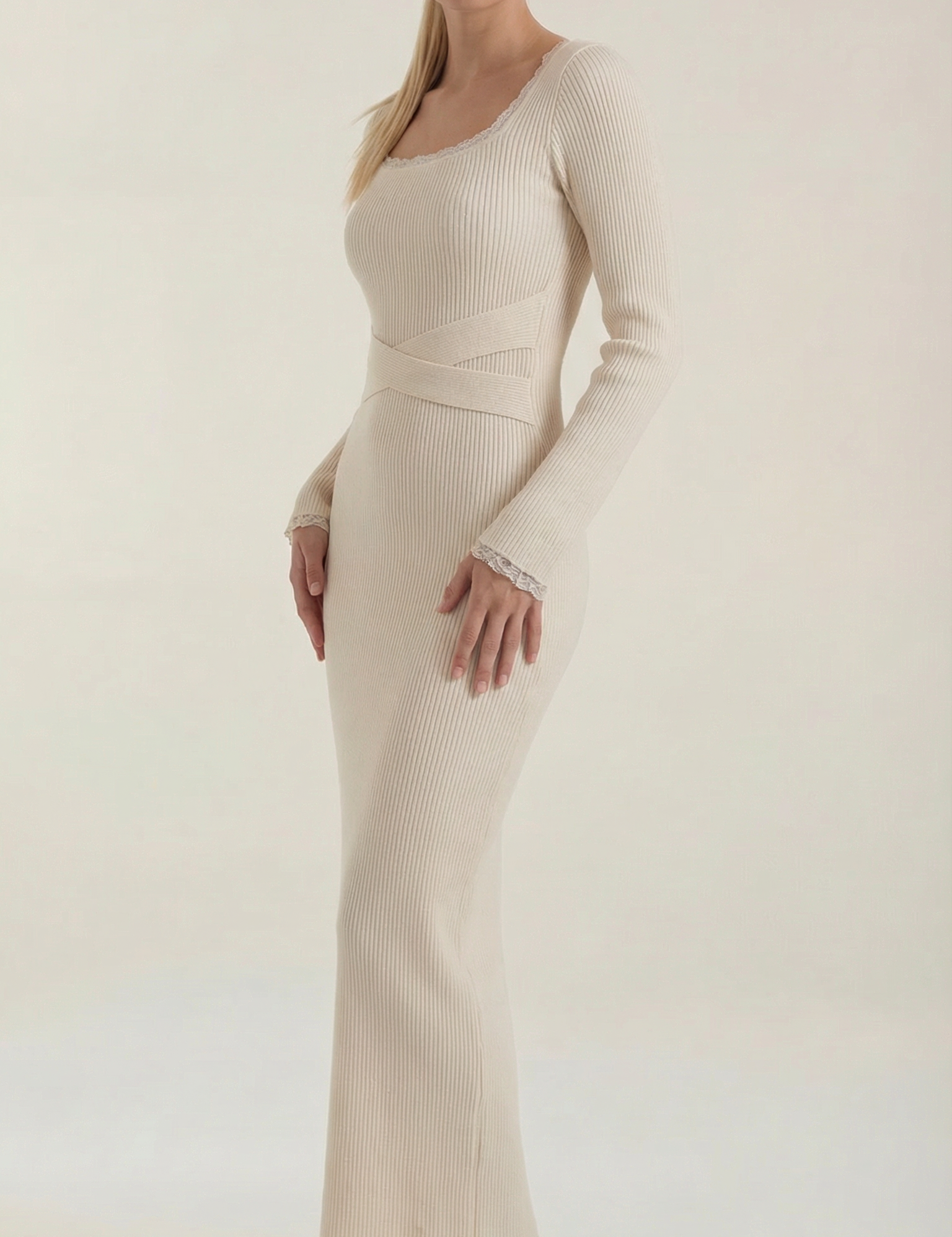 rosa-mae-de-wilma-geripptes-strick-maxikleid-maxikleider-beige-1355852.png