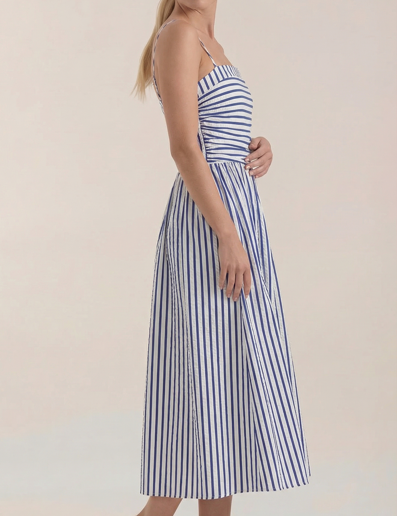 rosa-mae-deutschland-sandra-gestreiften-maxikleid-maxikleider-blau-9566742.png